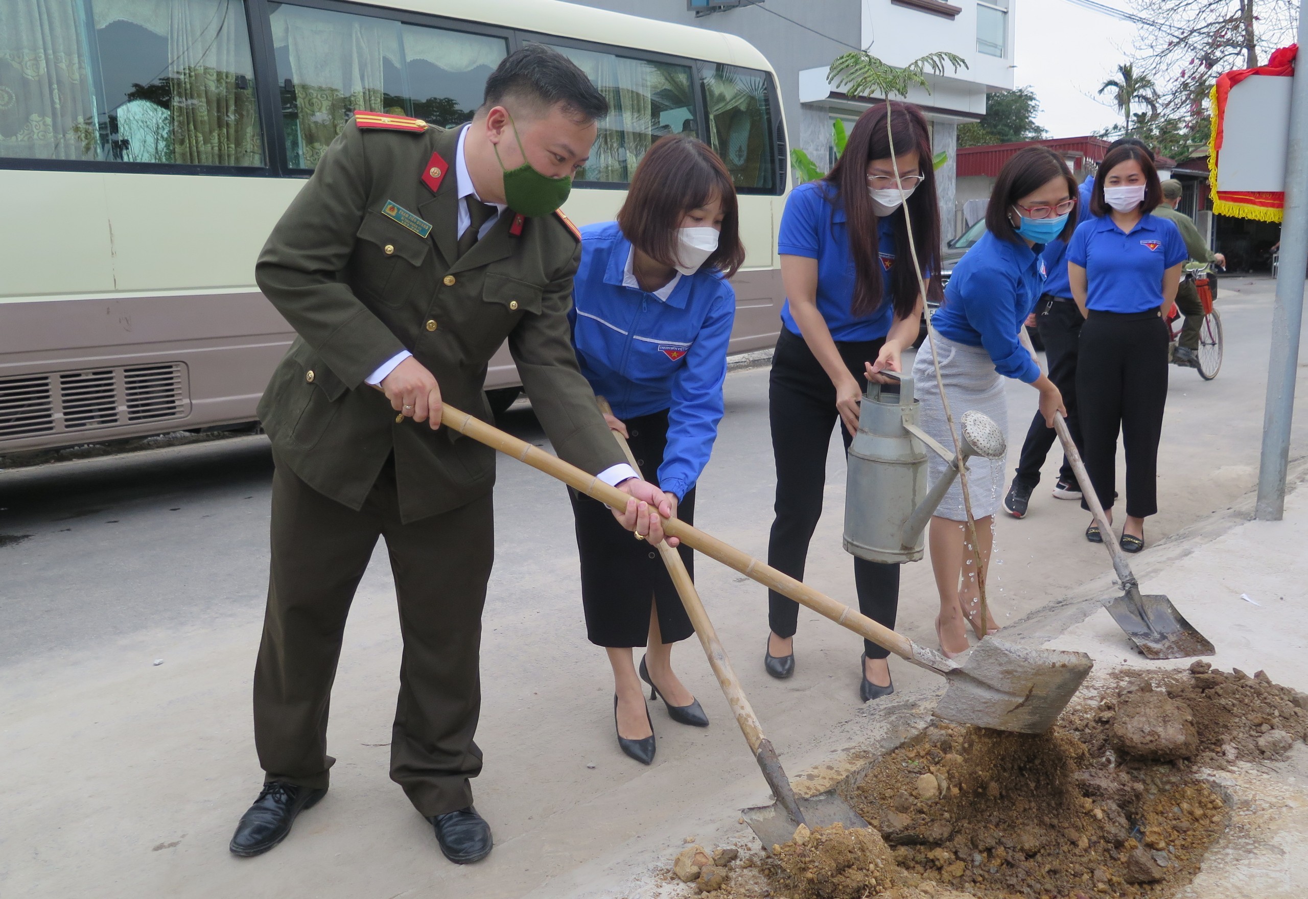  Đoàn Thanh niên Công an thành phố: Hưởng ứng ra quân ngày cao điểm “Tình nguyện chung tay xây dựng nông thôn mới”